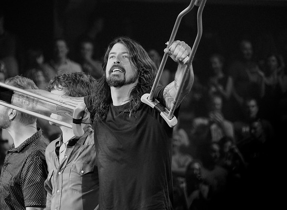 David Grohl with broken leg - The Foo Fighters
